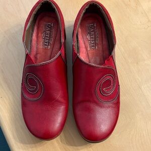 L’Artiste Red Leather Slip-On Loafers w/ Spiral Stitch Detail. Size 39